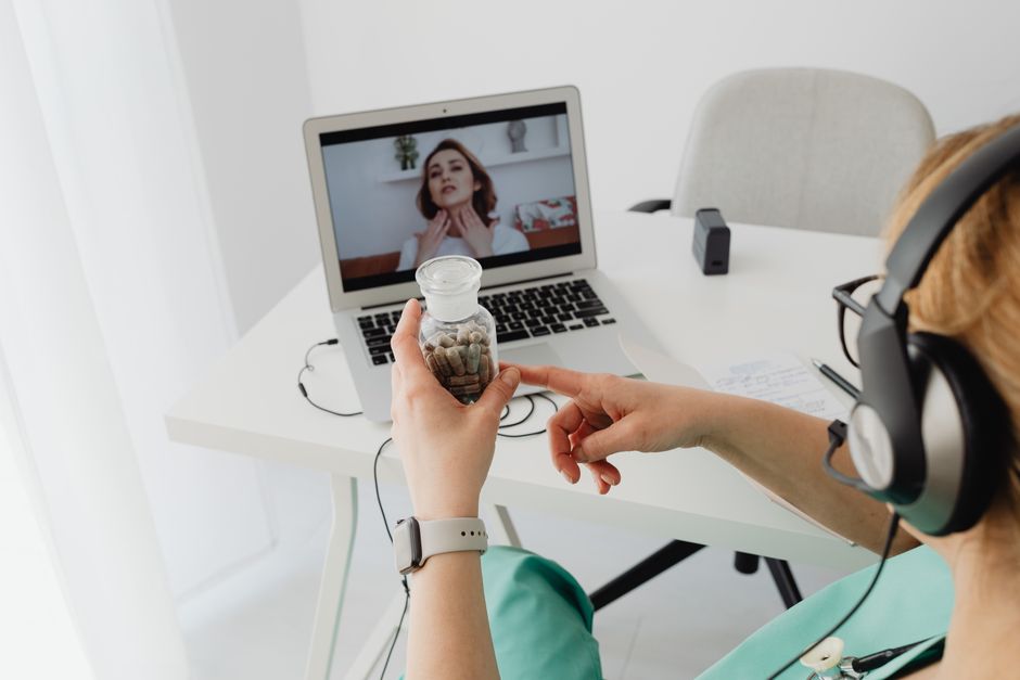 person seeking medical help online for opioid treatment